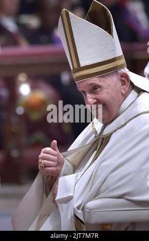 Città del Vaticano, Vaticano. 27th ago, 2022. Papa Francesco durante il Concistoro per la creazione di nuovi Cardinali nella Basilica di San Pietro il 27 agosto 2022 a Città del Vaticano. Credit: dpa/Alamy Live News Foto Stock