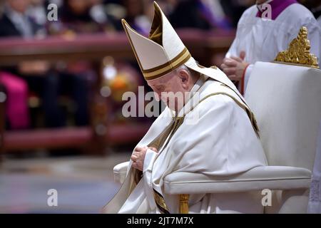 Città del Vaticano, Vaticano. 27th ago, 2022. Papa Francesco durante il Concistoro per la creazione di nuovi Cardinali nella Basilica di San Pietro il 27 agosto 2022 a Città del Vaticano. Credit: dpa/Alamy Live News Foto Stock