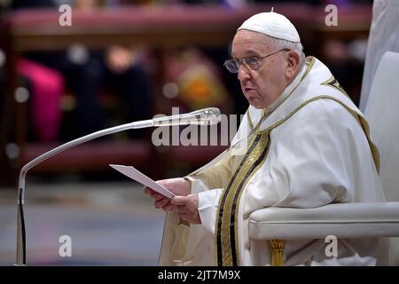 Città del Vaticano, Vaticano. 27th ago, 2022. Papa Francesco durante il Concistoro per la creazione di nuovi Cardinali nella Basilica di San Pietro il 27 agosto 2022 a Città del Vaticano. Credit: dpa/Alamy Live News Foto Stock