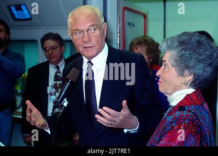 Il senatore americano John Glenn, il primo americano ad orbitare la Terra, si trova con sua moglie Annie Glenn mentre annuncia che volerà di nuovo nello spazio come astronauta sullo Space Shuttle al di fuori del suo ufficio del Senato a Capitol Hill, 15 gennaio 1998 a Washington, Glenn ha volato per la prima volta nello spazio 36 anni fa e ritornerà dopo il suo 77th° compleanno. Foto Stock