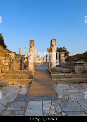 Efeso Città Antica porta di Ercole Vista frontale della porta di Ercole nell'antica città di Efeso Foto Stock