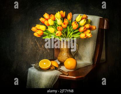 Classica vita morta con bouquet di tulipani fiori posto su sedia rustica in legno con arance fresche, coltello d'annata e sciarpa. Foto Stock