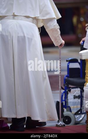 Città del Vaticano, Vaticano. 27th ago, 2022. Papa Francesco durante il Concistoro per la creazione di nuovi Cardinali nella Basilica di San Pietro il 27 agosto 2022 a Città del Vaticano. Credit: dpa/Alamy Live News Foto Stock