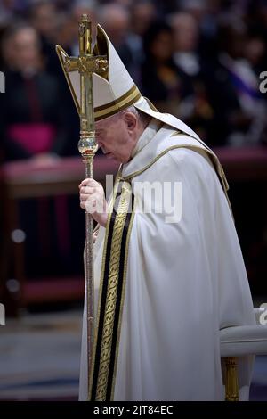 Città del Vaticano, Vaticano. 27th ago, 2022. Papa Francesco durante il Concistoro per la creazione di nuovi Cardinali nella Basilica di San Pietro il 27 agosto 2022 a Città del Vaticano. Credit: dpa/Alamy Live News Foto Stock