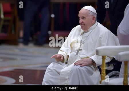 Città del Vaticano, Vaticano. 27th ago, 2022. Papa Francesco durante il Concistoro per la creazione di nuovi Cardinali nella Basilica di San Pietro il 27 agosto 2022 a Città del Vaticano. Credit: dpa/Alamy Live News Foto Stock