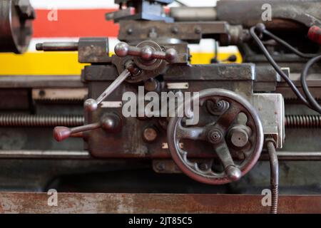 Primo piano dei macchinari industriali utilizzati nelle officine automobilistiche. Foto Stock