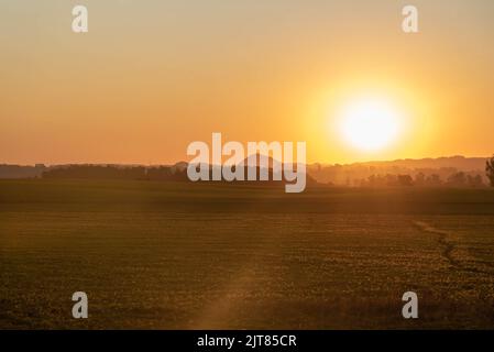 Paesaggi del bioma pampa al tramonto. Nel tardo pomeriggio sul campo. Paesaggi rurali. Crepuscolo in aree agricole. Natura. Colori e luci crepuscolari. Senta Foto Stock