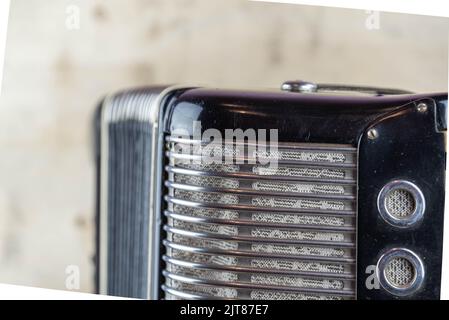 Vecchia fisarmonica nera a 80 bassi. Strumento musicale. Strumento di vento. Fisarmonica a soffietto. Foto Stock
