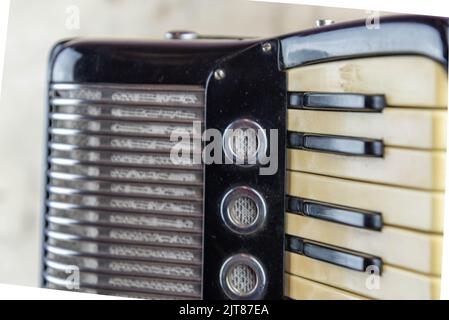 Vecchia fisarmonica nera a 80 bassi. Strumento musicale. Strumento di vento. Fisarmonica a soffietto. Foto Stock