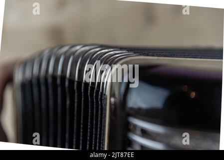 Vecchia fisarmonica nera a 80 bassi. Strumento musicale. Strumento di vento. Fisarmonica a soffietto. Foto Stock