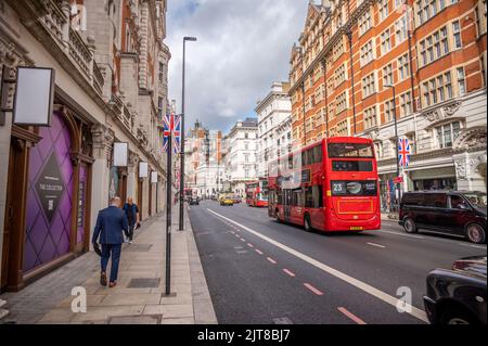 Londra, Regno Unito - 24 agosto 2022: Viste lungo Knightsbridge a Londra, Inghilterra. Foto Stock