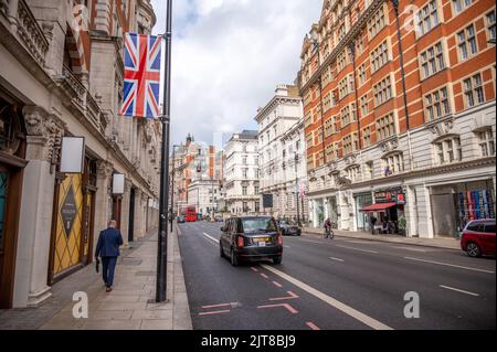 Londra, Regno Unito - 24 agosto 2022: Viste lungo Knightsbridge a Londra, Inghilterra. Foto Stock