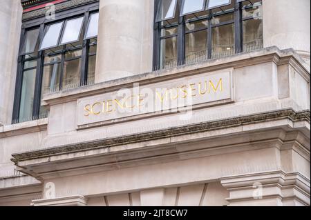 Londra, Regno Unito - 24 agosto 2022: Facciata esterna e segno del Museo della Scienza a Londra. Foto Stock