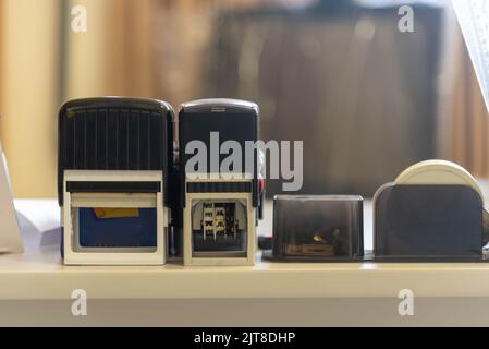 Francobolli in un ambiente d'ufficio. Messa a fuoco selettiva. Luogo di lavoro. Ufficio vuoto. Ufficio amministrativo. Lavoro sulla pandemia. Strumenti di amministrazione. Lavoro Foto Stock