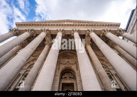 Londra, Regno Unito - 24 agosto 2022: La facciata del Royal Exchange Building a Londra, Inghilterra. Foto Stock