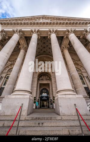 Londra, Regno Unito - 24 agosto 2022: La facciata del Royal Exchange Building a Londra, Inghilterra. Foto Stock