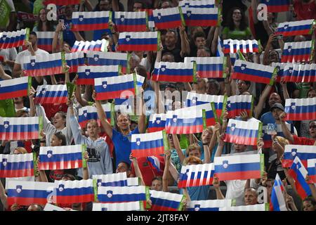 Tifosi sloveni nel Campionato del mondo di pallavolo 2022, all'Arena Stozice di Lubiana Foto Stock