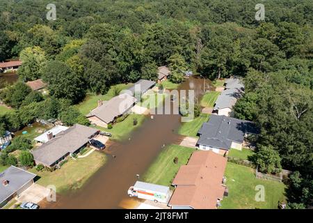 Jackson, MS, Stati Uniti d'America - 28 agosto 2022: Acqua di inondazione di Pearl River che sale nei quartieri di Jackson, MS. Credit: Chad Robertson/Alamy Live News Foto Stock