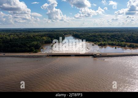 Jackson, MS - 28 agosto 2022: La diga del bacino di Ross Barnett, che alimenta il fiume Pearl, a Jackson, MS, con inondazioni dovute agli alti livelli di pioggia. Credit: Chad Robertson/Alamy Live News Foto Stock