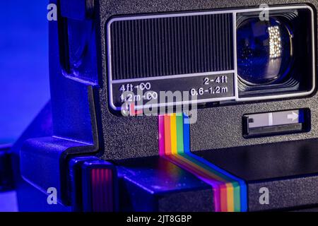 Primo piano di una telecamera Polaroid Supercolor 635CL con retroilluminazione blu Foto Stock