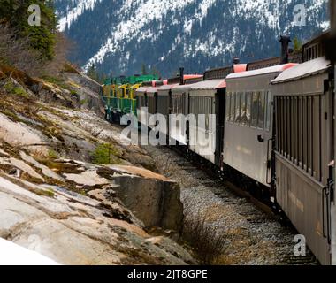 Una vista dal Passo Bianco e dal tour panoramico della Yukon Route Railway mentre attraversa le montagne. Foto Stock