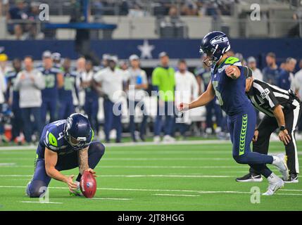 26 2022 agosto: Il punter Michael Dickson dei Seattle Seahawks (4) tiene la palla per Jason Myers (5), il kicker del Seattle Seahawks Place, durante la 2nd metà della partita di football della NFL tra i Seattle Seahawks e i Dallas Cowboys all'AT&T Stadium di Arlington, Texas. Matthew Lynch/CSM Foto Stock