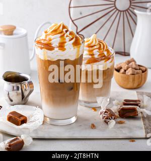 Latte di caramello ghiacciato con panna montata e salsa al caramello Foto Stock