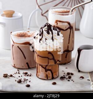Latte di moka e frappe ghiacciata, bevande rinfrescanti e dolci al caffè Foto Stock