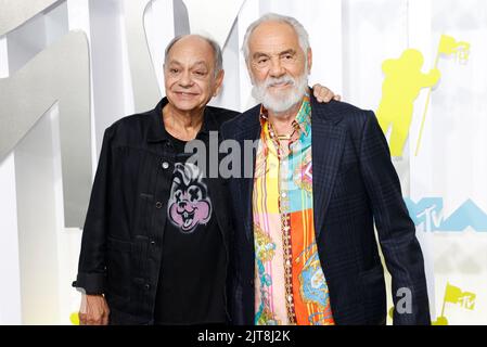 Newark, Stati Uniti ha dichiarato. 28th ago, 2022. Cheech Marin, a sinistra e Tommy Chong arrivano sul tappeto rosso al 2022 MTV Video Music Awards 'VMA' al Prudential Center di Newark, New Jersey Domenica 28 Agosto 2022. Foto di John Angelillo/UPI Credit: UPI/Alamy Live News Foto Stock