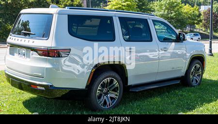 Una Jeep Grand Wagoneer bianca 2022 in vendita presso una concessionaria in una giornata estiva di sole Foto Stock