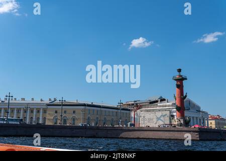 RUSSIA, PETERSBURG - 20 AGOSTO 2022: russia viaggio bello san pietroburgo colonne città punto di riferimento vista, concetto colonna vecchio per l'estate e cielo san Foto Stock