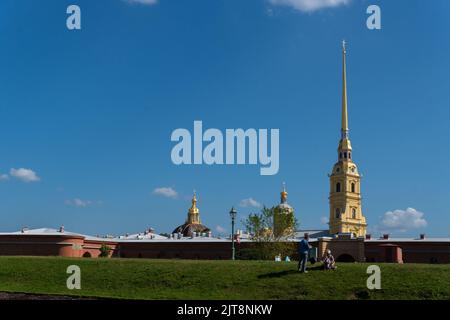 RUSSIA, PETERSBURG - 20 AGOSTO 2022: Vista fortezza petersburg pietro russia San isola turismo fiume, per paesaggio città in acqua per l'Europa blu Foto Stock