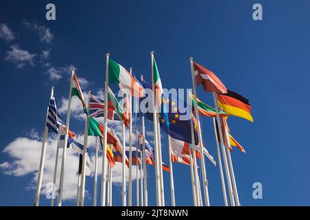 Bandiere internazionali dei paesi dell'Unione europea che si illuminano al vento contro il cielo blu, Torremolinos, Costa del Sol, Spagna. Foto Stock