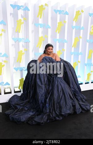 Newark, Stati Uniti. 28th ago, 2022. Lizzo camminando sul tappeto nero ai Video Music Awards MTV 2022 tenutisi presso il Prudential Center di Newark, NJ, il 28 agosto 2022. (Foto di Efren Landaos/Sipa USA) Credit: Sipa USA/Alamy Live News Foto Stock