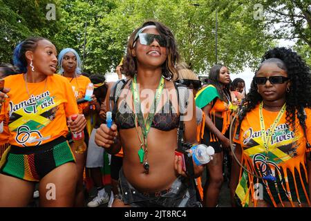 Londra, Regno Unito, 28th agosto 2022. Il Carnevale di Notting Hill torna a Londra dopo un periodo di pausa di tre anni causato dalla pandemia di Covid con il giorno dei bambini - o Family Day. Si stima che due milioni di persone visiteranno la zona durante il fine settimana delle festività. Così come le vivaci parate che si svolgono - palcoscenici, sistemi sonori, bancarelle di cibi e bevande caraibiche, sono disseminate lungo il percorso. Credit: Undicesima ora di Fotografia/Alamy Live News Foto Stock