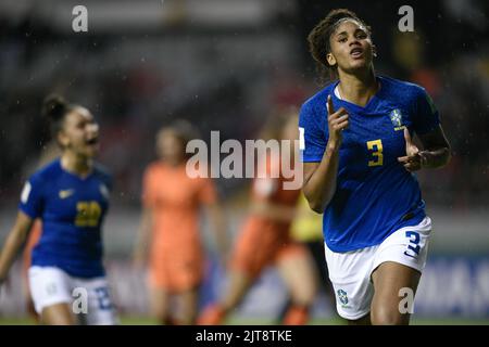 San Jose. 28th ago, 2022. Tarciane (R) del Brasile celebra il punteggio durante la terza partita di Coppa del mondo femminile FIFA U-20 2022 a San Jose, Costa Rica, il 28 agosto 2022. Credit: Xin Yuewei/Xinhua/Alamy Live News Foto Stock