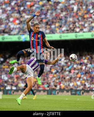 Barcellona, Spagna. 28th ago, 2022. Raphinha di Barcellona (top) vies con Alvaro Aguado di Valladolid durante una partita la Liga Santander tra FC Barcelona e Real Valladolid CF a Camp Nou, Barcellona, Spagna, il 28 agosto 2022. Credit: Str/Xinhua/Alamy Live News Foto Stock