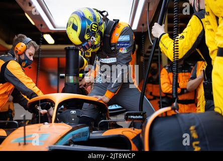 Daniel Ricciardo sale nell'abitacolo della McLaren durante il Gran Premio d'Australia di Formula 1 2022 all'Albert Park Foto Stock