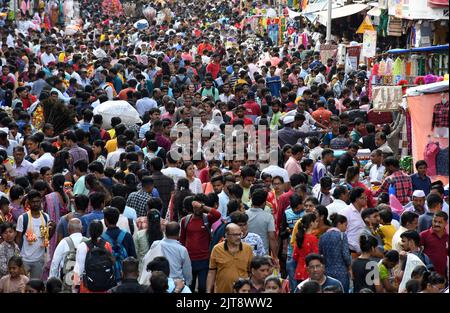 Mumbai, India. 28th ago, 2022. Folla di persone che affollano il mercato di Dadar per fare shopping davanti al festival Ganapati a Mumbai. Essendo l'ultimo fine settimana prima del festival, la gente è uscita per comprare i fiori e la decorazione. (Foto di Ashish Vaishnav/SOPA Images/Sipa USA) Credit: Sipa USA/Alamy Live News Foto Stock