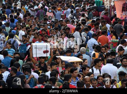 Mumbai, India. 28th ago, 2022. Folla di persone che affollano il mercato di Dadar per fare shopping davanti al festival Ganapati a Mumbai. Essendo l'ultimo fine settimana prima del festival, la gente è uscita per comprare i fiori e la decorazione. (Foto di Ashish Vaishnav/SOPA Images/Sipa USA) Credit: Sipa USA/Alamy Live News Foto Stock