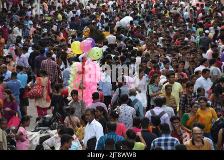 Mumbai, India. 28th ago, 2022. Folla di persone che affollano il mercato di Dadar per fare shopping davanti al festival Ganapati a Mumbai. Essendo l'ultimo fine settimana prima del festival, la gente è uscita per comprare i fiori e la decorazione. (Foto di Ashish Vaishnav/SOPA Images/Sipa USA) Credit: Sipa USA/Alamy Live News Foto Stock