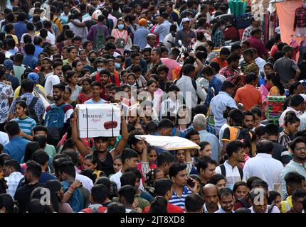 Mumbai, India. 28th ago, 2022. Folla di persone che affollano il mercato di Dadar per fare shopping davanti al festival Ganapati a Mumbai. Essendo l'ultimo fine settimana prima del festival, la gente è uscita per comprare i fiori e la decorazione. (Credit Image: © Ashish Vaishnav/SOPA Images via ZUMA Press Wire) Foto Stock