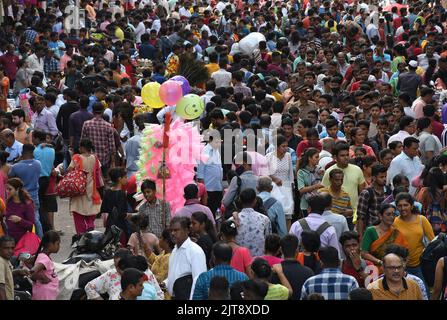 Mumbai, India. 28th ago, 2022. Folla di persone che affollano il mercato di Dadar per fare shopping davanti al festival Ganapati a Mumbai. Essendo l'ultimo fine settimana prima del festival, la gente è uscita per comprare i fiori e la decorazione. (Credit Image: © Ashish Vaishnav/SOPA Images via ZUMA Press Wire) Foto Stock