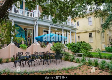 NEW ORLEANS, LA, Stati Uniti d'America - 23 AGOSTO 2022: Davanti al Park View Historic Hotel su St. Charles Avenue vicino al Parco Audubon Foto Stock