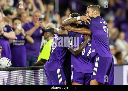 Orlando, Stati Uniti. 28th ago, 2022. 28 agosto 2022: I compagni di squadra di Orlando City festeggiano dopo aver segnato un gol durante la partita Orlando City Soccer vs New York City FC all'Exploria Stadium di Orlando, Florida, il 28 agosto 2022. (Credit Image: © Cory Knowlton/ZUMA Press Wire) Credit: ZUMA Press, Inc./Alamy Live News Foto Stock