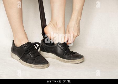 scarpe ragazza sneakers nere con corno su sfondo bianco, scarpe, sneakers nere da donna Foto Stock