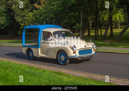 1969 60s pulmino a benzina MORRIS 1000 bianco blu anni sessanta; arrivo all'annuale Stanley Park Classic Car Show nei Giardini Italiani. Stanley Park Classics Yesteryear Motor Show Hosted by Blackpool Vintage Vehicle Preservation Group, UK. Foto Stock