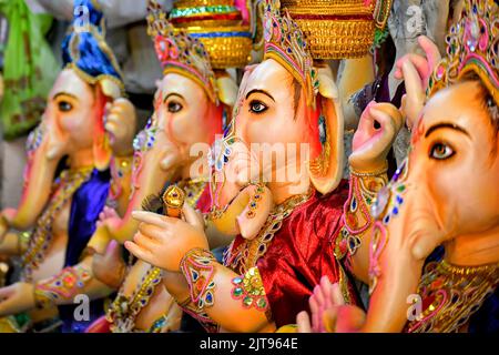 Kolkata, India. 28th ago, 2022. Idoli di Lord Ganesha visto in mostra in un negozio per il prossimo festival di Ganesh Chaturthi presso l'Artist hub Kumortuli. Il festival di Chaturthi di Ganesh è il festival annuale di culto degli indù ed è creduto che il Signore Ganesha è il Dio dei nuovi inizi e la remover degli ostacoli così come il dio della saggezza, dell'intelligenza, della fortuna & della prosperità. Credit: SOPA Images Limited/Alamy Live News Foto Stock