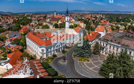 Veszprem, Ungheria - veduta aerea panoramica del quartiere del castello di Veszprem con edificio del municipio in piazza Ovaros e torre antincendio su un luminoso Foto Stock