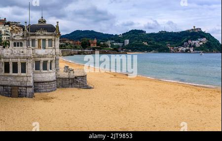 Vista panoramica della baia e della spiaggia di la Concha, della costa della città e degli edifici sul lungomare in una giornata nuvolosa a San Sebastian, Paesi Baschi, Spagna Foto Stock